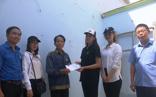 Ban tổ chức cuộc thi Hoa hậu Việt Nam trao quà hỗ trợ người dân thiệt hại do bão số 9 tại huyện Phú Ninh