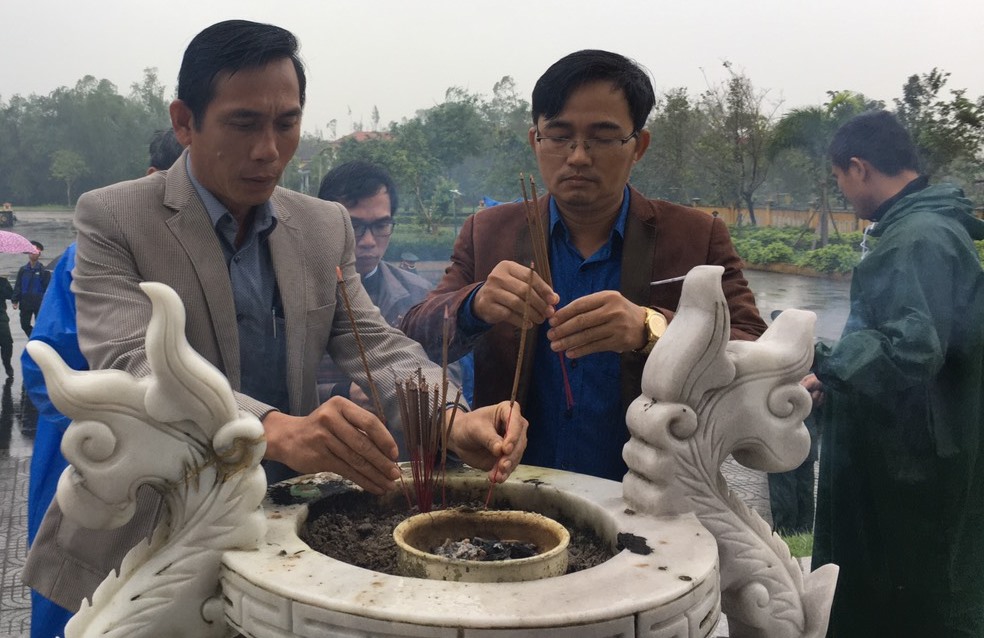 Viếng nghĩa trang liệt sỹ nhân kỷ niệm 76 năm ngày thành lập Quân đội nhân dân Việt Nam