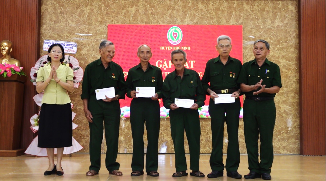 Gặp mặt kỷ niệm 74 năm Ngày truyền thống lực lượng thanh niên xung phong Việt Nam (15/7/1950 - 15/7/2024).