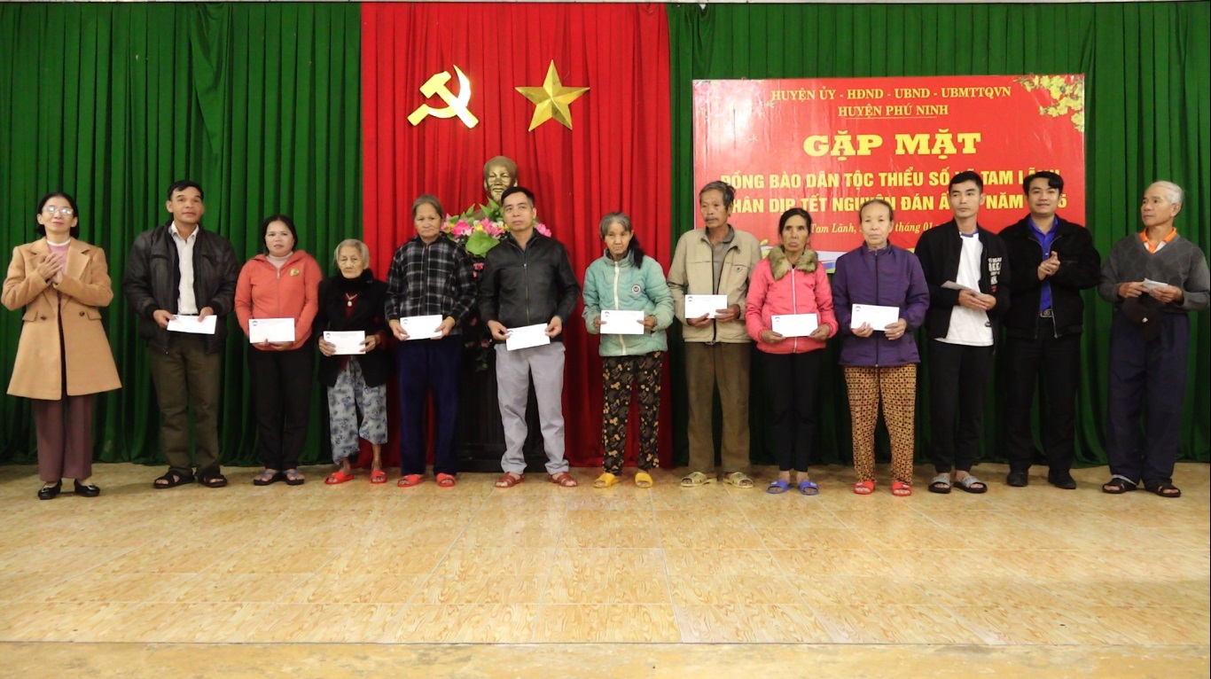 Chủ tịch UB MTTQ VN huyện thăm, tặng quà Tết tại xã Tam Lãnh