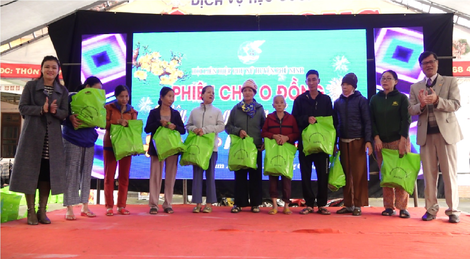 Phiên chợ “Tết yêu thương” mang không khí xuân đầm ấm đến người dân Phú Ninh