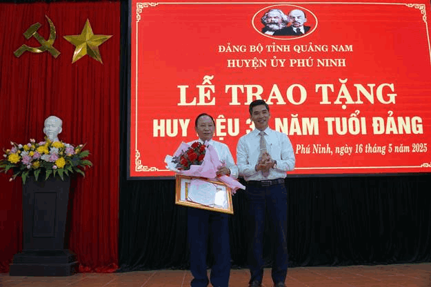 Trao Huy hiệu 30 năm tuổi Đảng đợt 19/5 cho đồng chí Vũ Văn Thẩm
